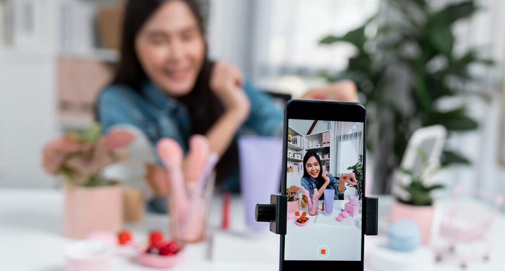 mulher jovem gravando um vídeo para o tiktok para vendas de produtos