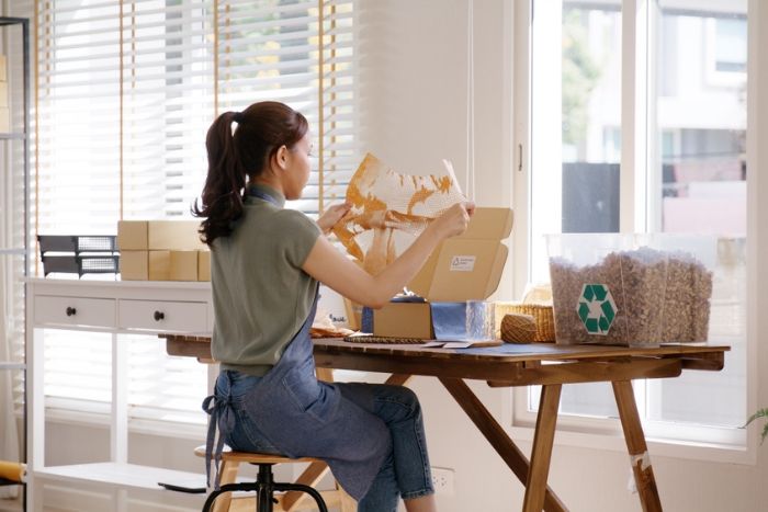 mulher embalando produtos para envio