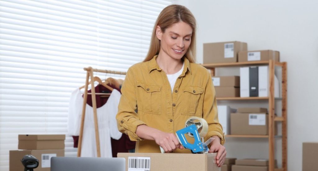 mulher embalando produto para envio