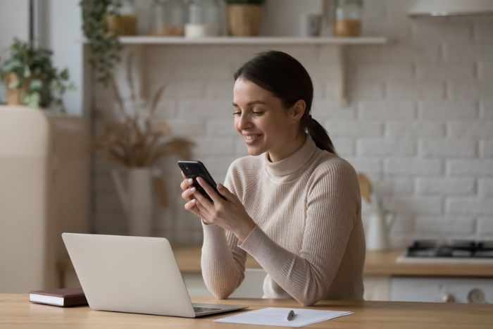 mulher programando mensagens automáticas no whatsapp business