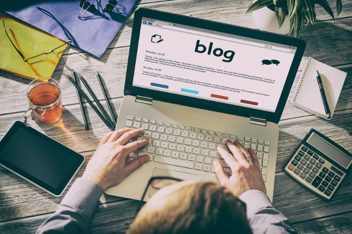 pessoa escrevendo para blog, uma das táticas de marketing digital de baixo custo