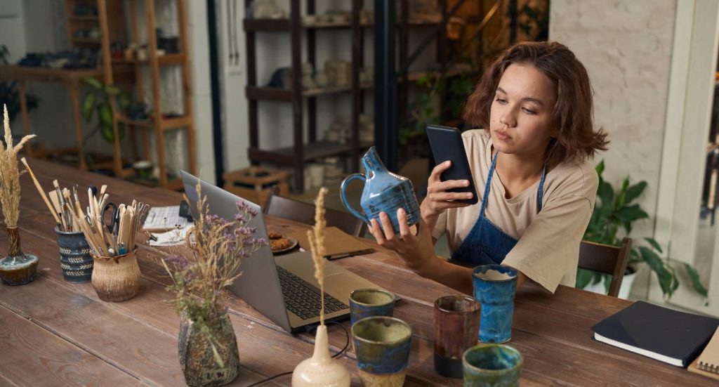 mulher vendendo artesanato mostrando online