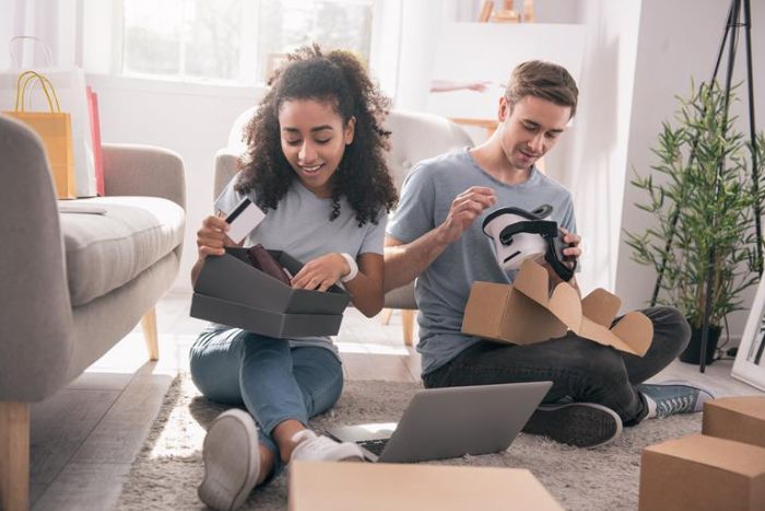 Casal organizando caixas