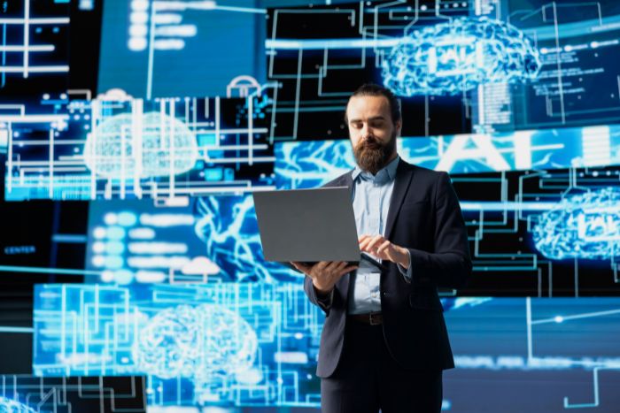 Homem com notebook imerso no mundo digital