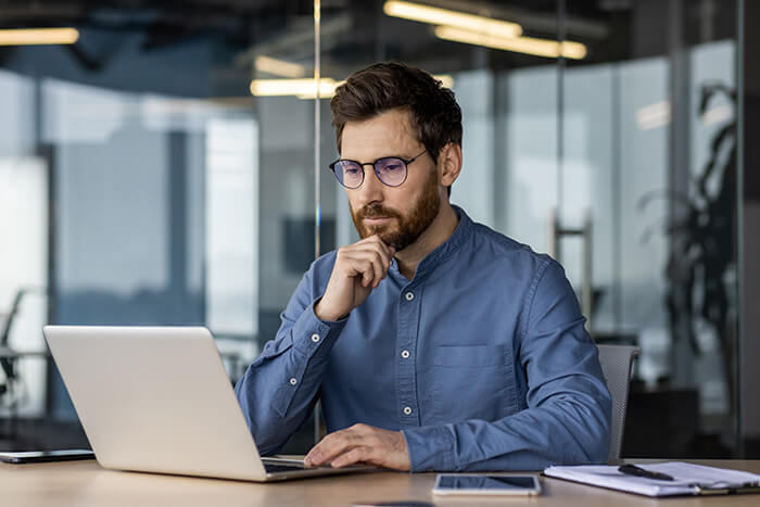 homem trabalhando com um notebook em um escritório