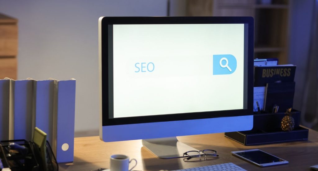 Uma tela de computador com uma busca online.
