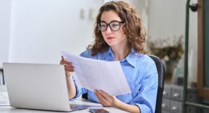 Uma mulher verificado dado em um documento.