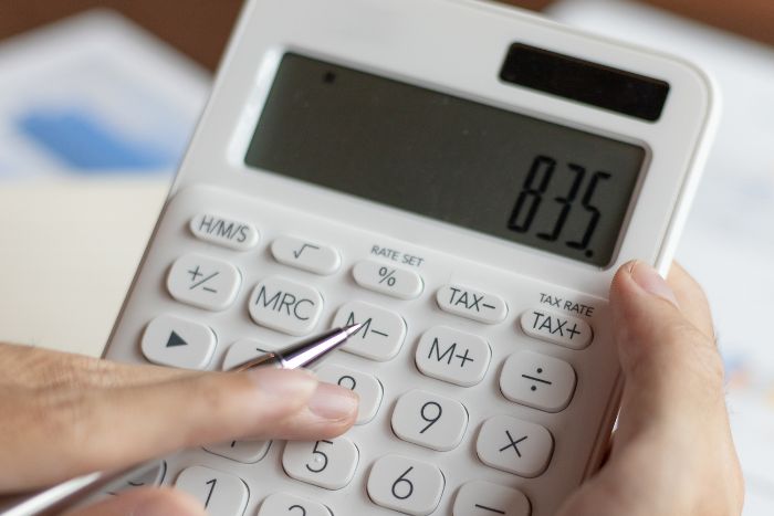 Uma calculadora sendo usada.