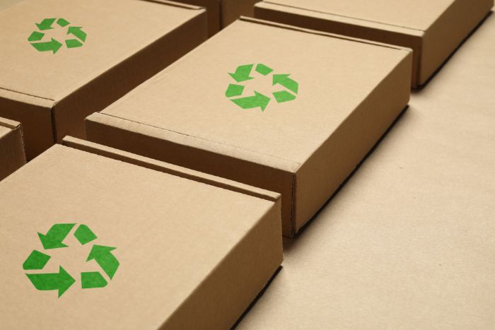 Caixas de papelão com o símbolo de reciclável estampado.