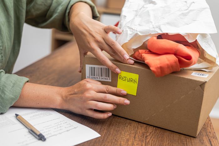 Uma caixa com roupa e uma etiqueta de devolução.