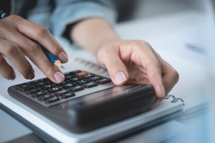 Uma calculadora sendo usada.