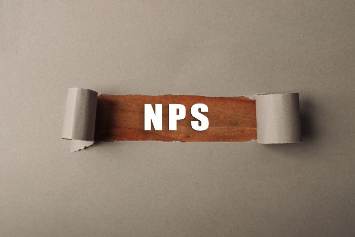 Um papel rasgado revelando a palavra NPS.