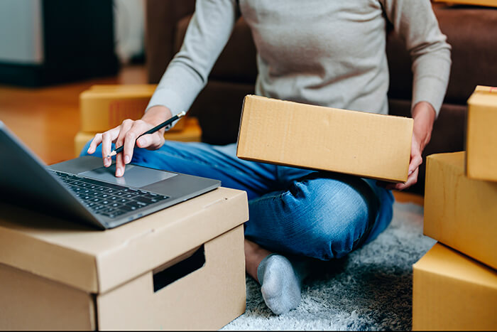 pessoa organizando o envio de pedidos de uma loja online