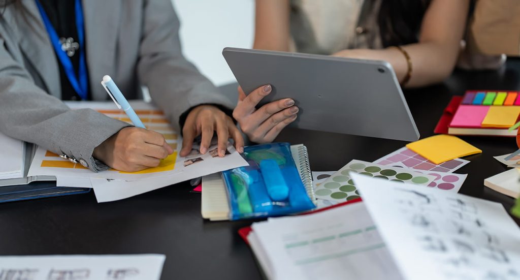 Duas pessoas fazendo precificação dinâmica em uma empresa