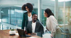 Equipe financeira discutindo e implementando automações financeiras na empresa.
