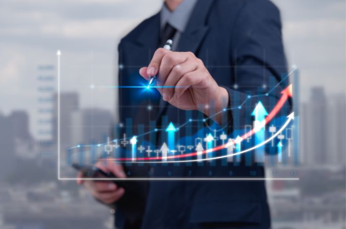 Empresário avaliando os bons resultados após implementação de automação financeira.