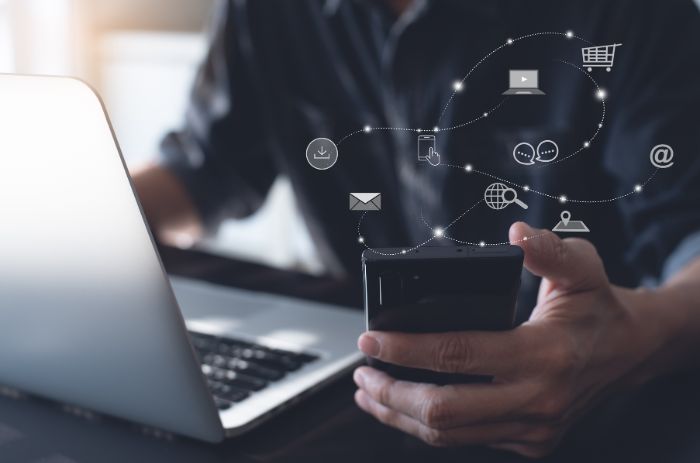 Empresário analisando as estatísticas de carrinho abandonado.