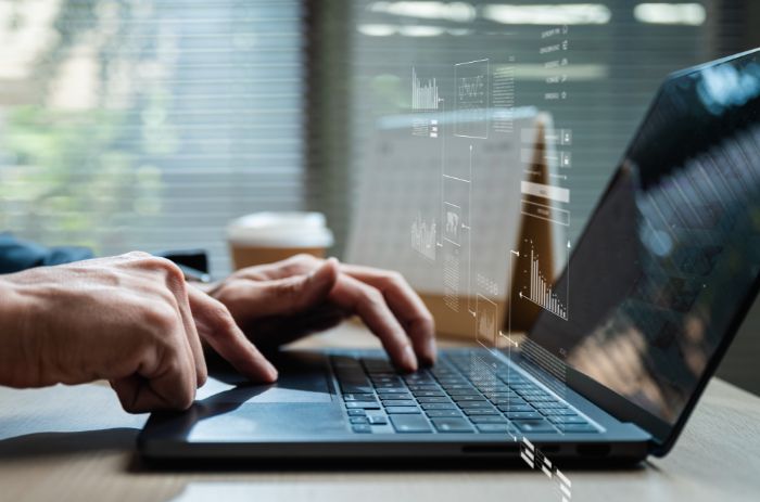 Empresário pesquisando sobre como fazer um funil de vendas