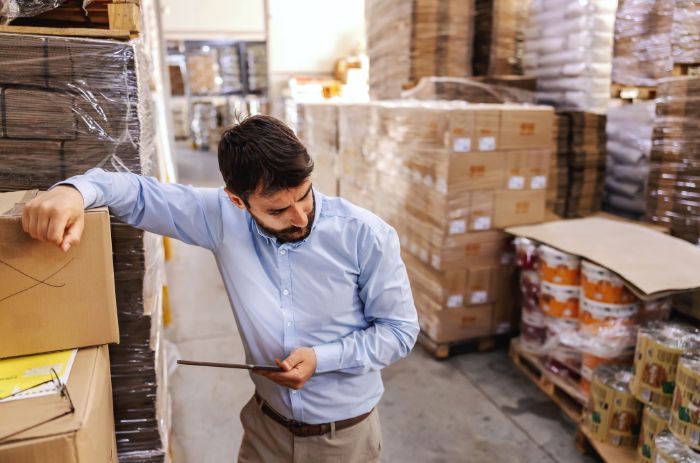 Empresário pensando em como reduzir o estoque parado do seu negócio.