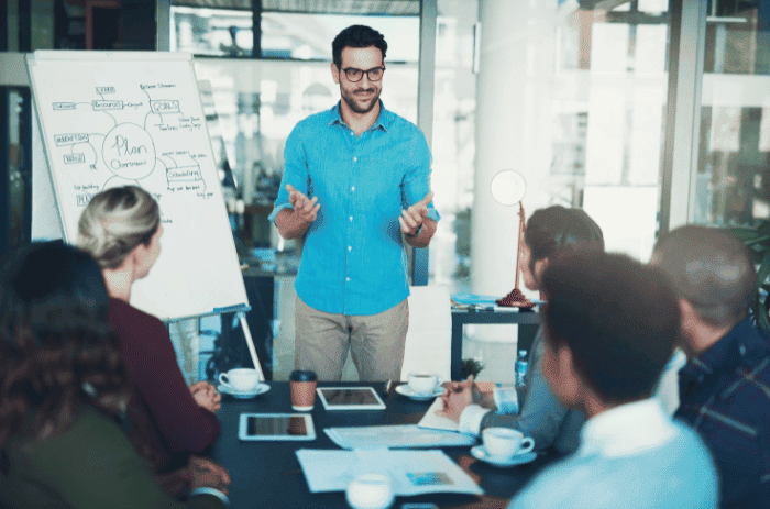Pessoas em uma sala de reunião conversando sobre marketing em 2026.