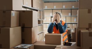 Mulher cansada e chateada porque está com estoque parado no seu negócio.