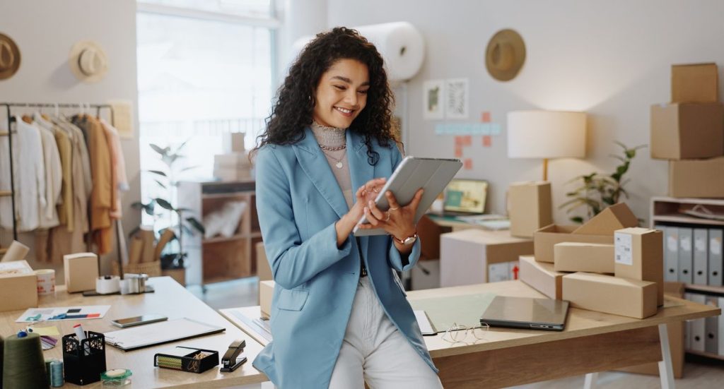 Mulher em tablet analisando opções para marketing de experiência.