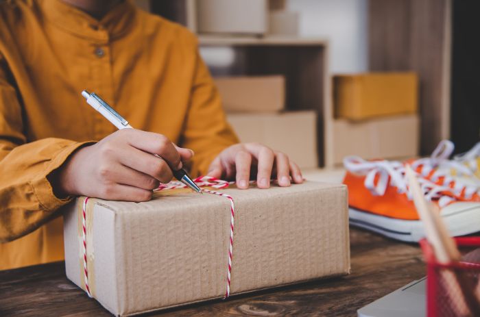 Pessoa recebendo uma encomenda bem embalada, proporcionando experiência memorável.