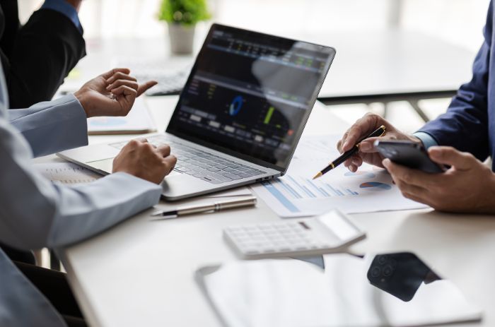 Empresários fazendo planejamento tributário.