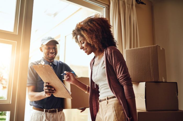 Mulher recebendo sua encomenda ainda no prazo de entrega.