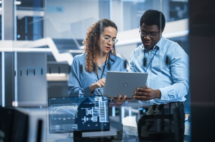 Homem e mulher analisando os resultados fornecidos por uma ferramenta de BI.