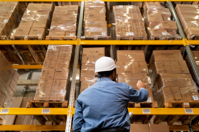 Dono de empresa conferindo tudo que ele possui parado em estoque e analisando o que fazer.