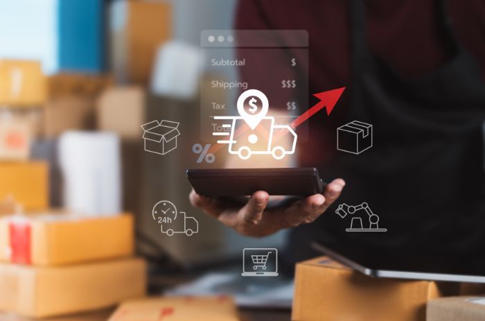 Empresário com calculadora nas mãos, calculando todos os custos logísticos do seu negócio.