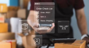 Homem olhando celular com um checklist de etapas de logística de entrega.