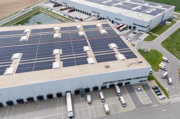 Indústria com placas solares, energia renovável e que contribui para uma logística verde.