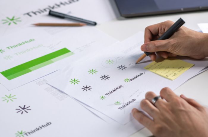 Homem criando identidade visual para parte de um projeto de branding marketing.