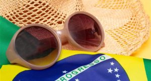 óculos escuros em cima da bandeira do Brasil.