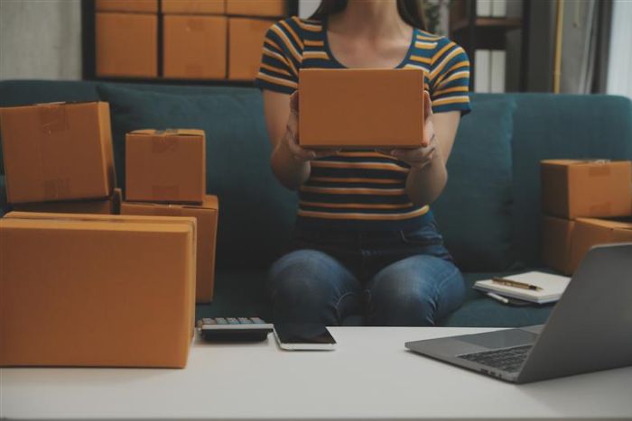 Mulher organizando caixas.