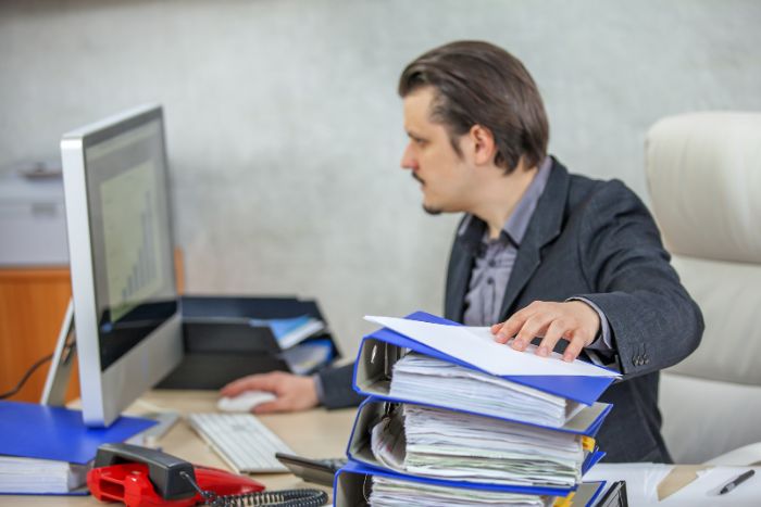 homem com trabalho acumulado.